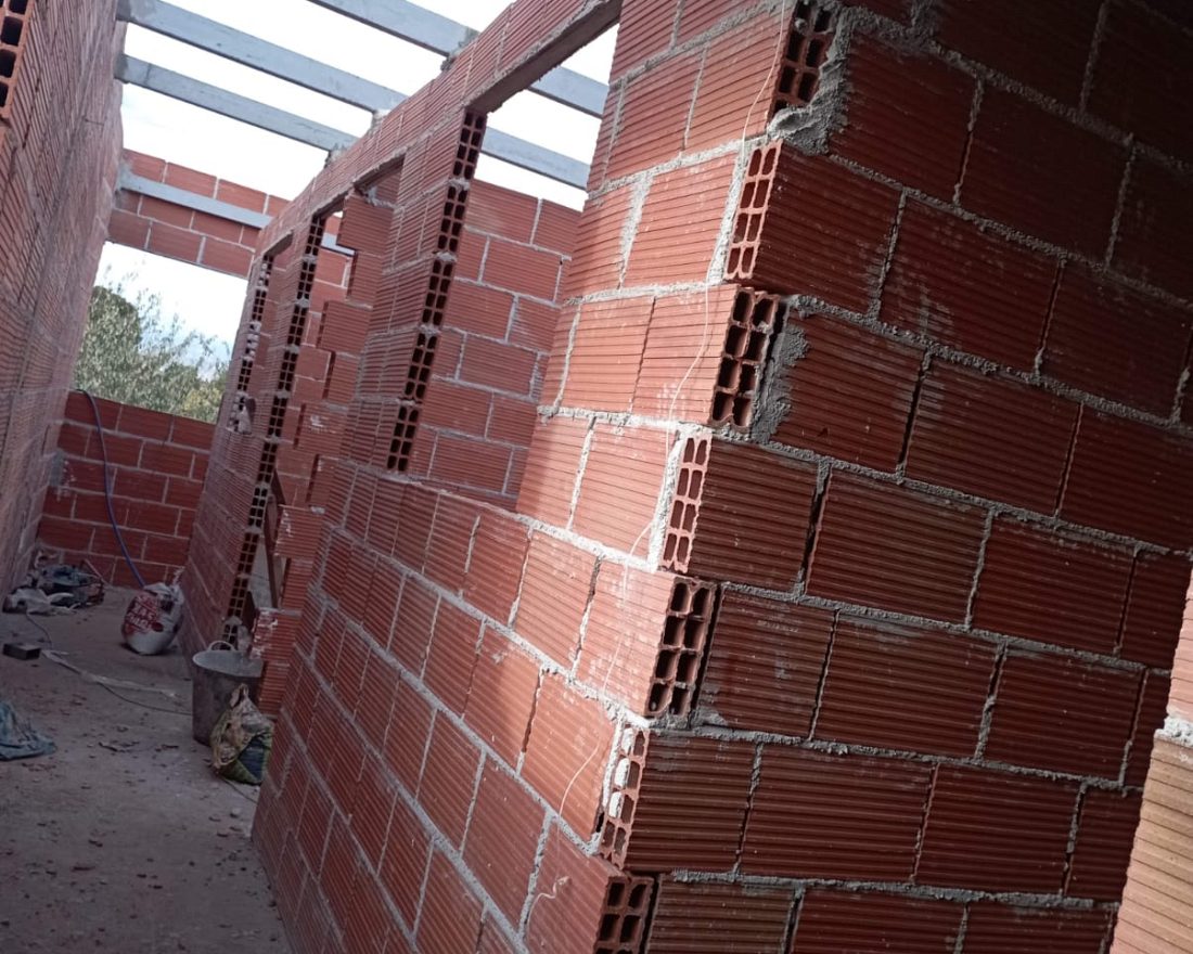 Muros nuevos de ladrillo durante una obra