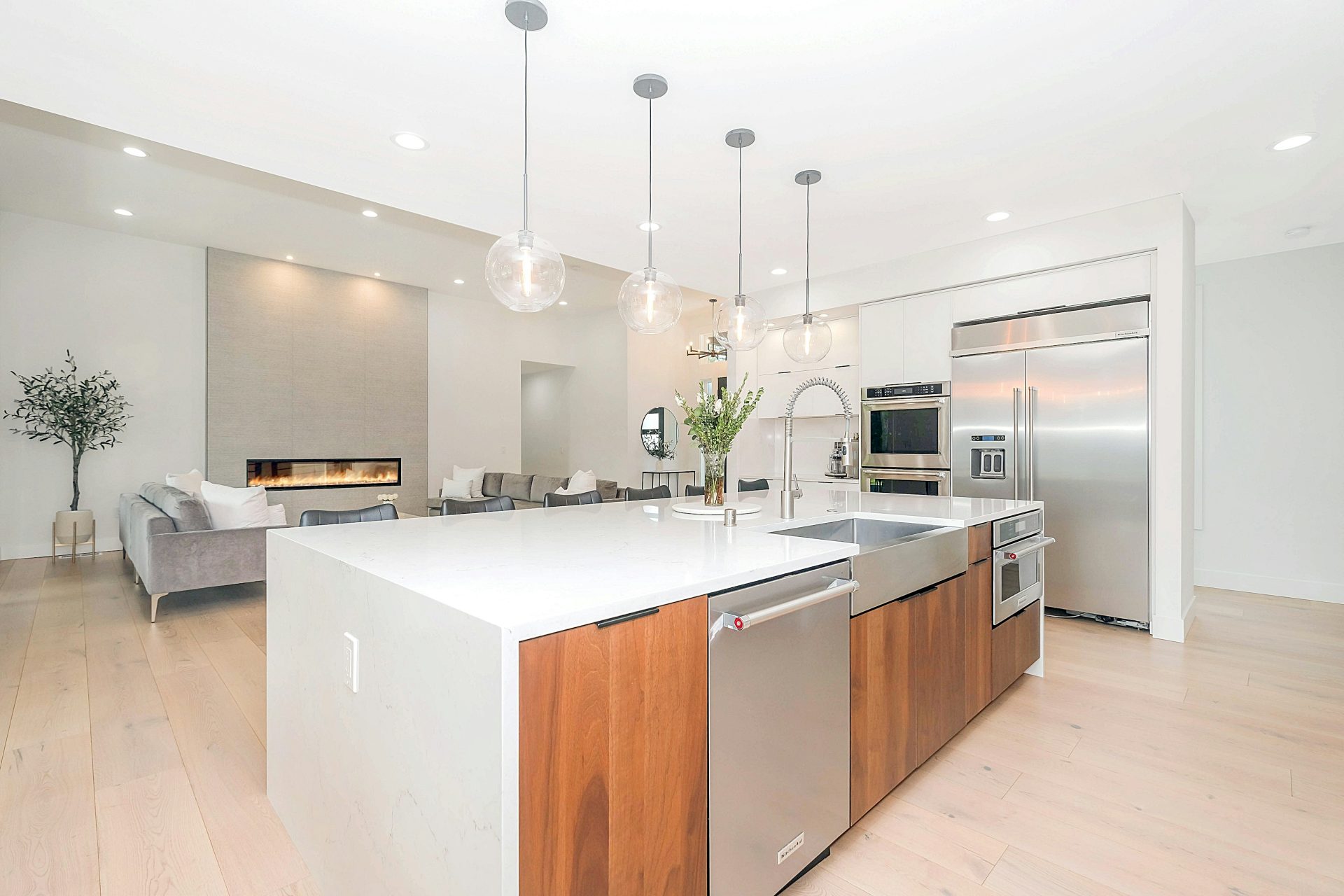 Cocina reformada con isla de madera