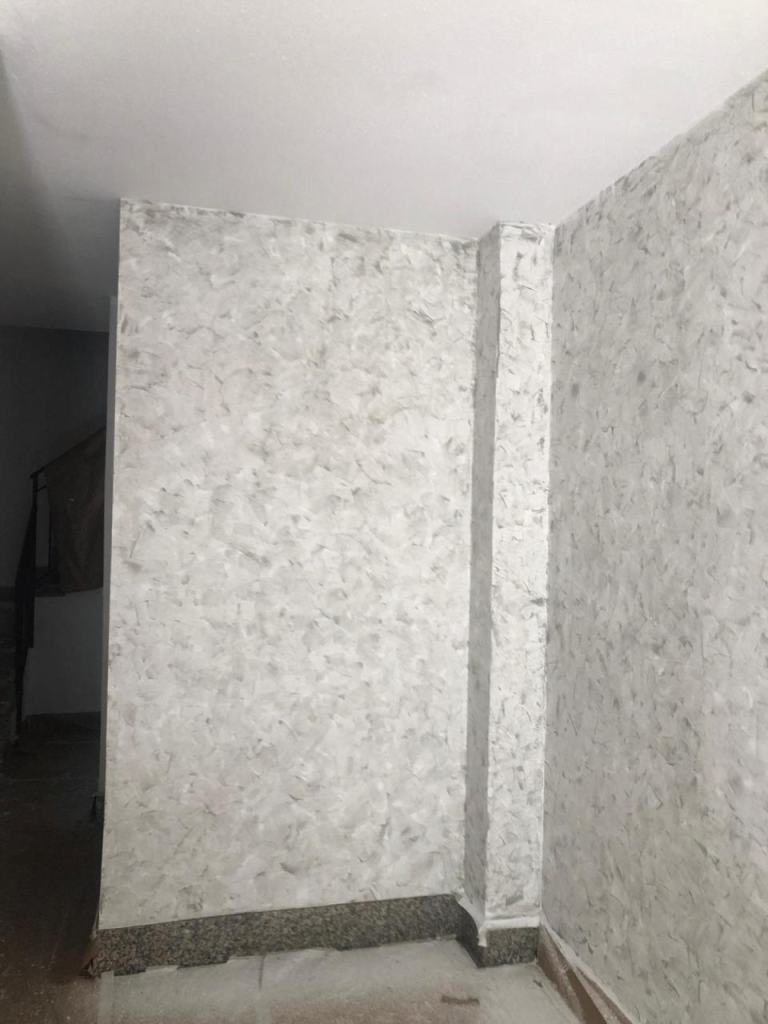 Rellano con acabado decorativo en las paredes