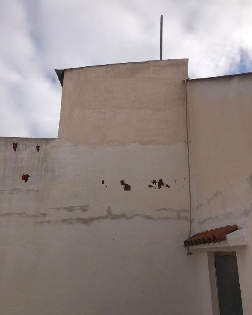 Fachada con desconchones, pintada de nuevo (antes)