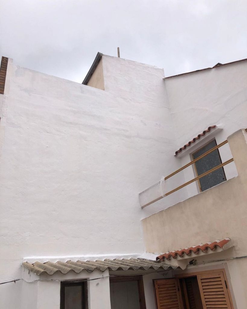 Fachada con desconchones, pintada de nuevo (después)