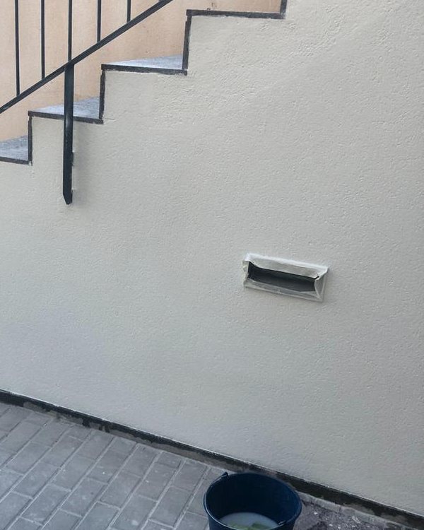 Pared con humedades reparada (después)