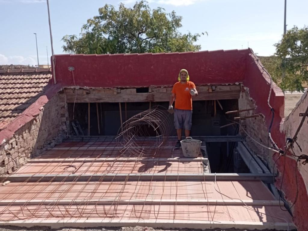 Albañil trabajando en el forjado de una vivienda