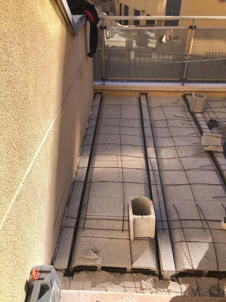 Forjado de la terraza con viguetas y bovedillas