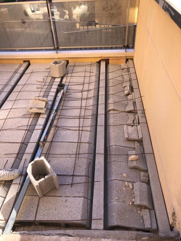 Viguetas, bovedillas y mallazo del forjado de la terraza