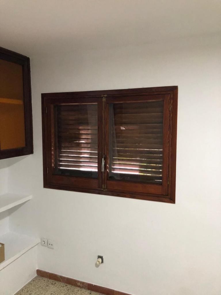 Habitación con las paredes pintadas de blanco