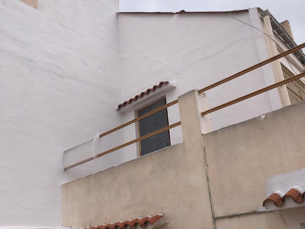 Fachada pintada de blanco