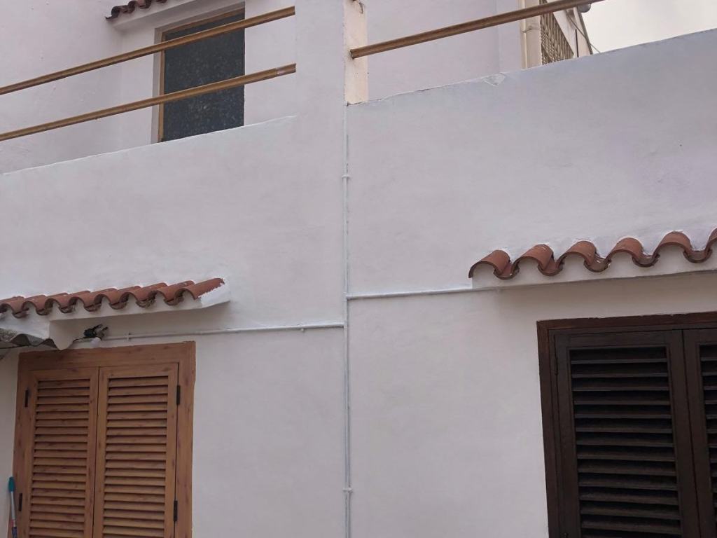 Fachada del patio reparada y pintada