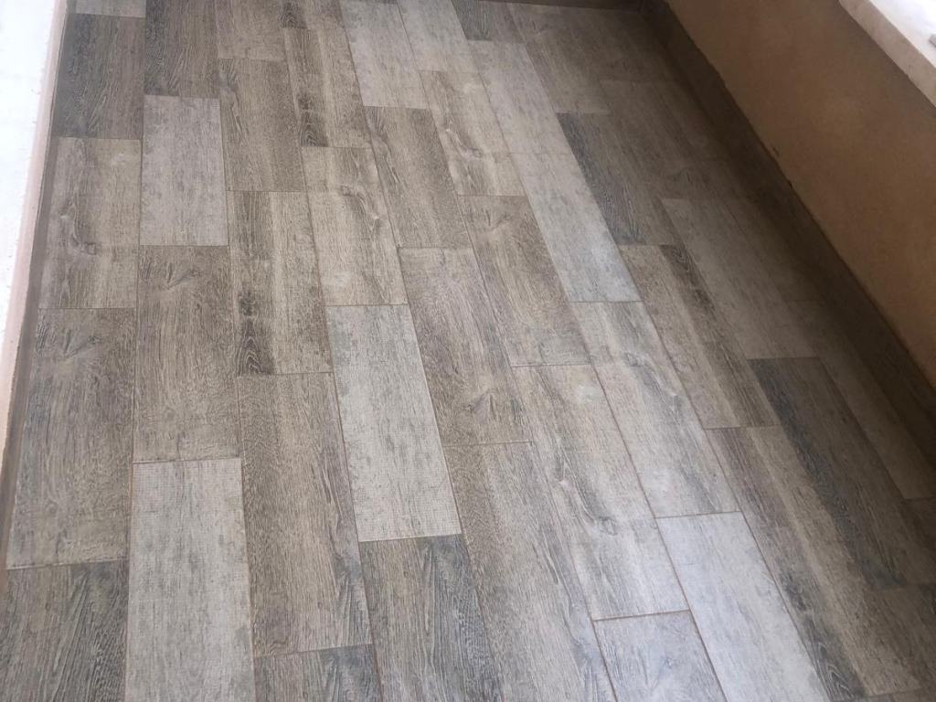 Suelo cerámico imitación madera