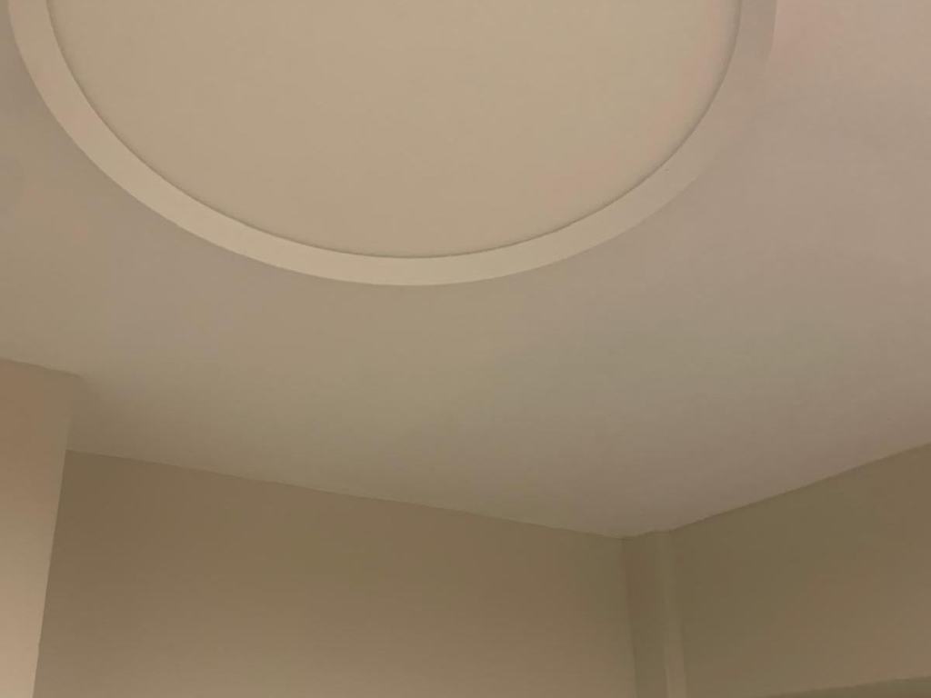 Techo con moldura circular, reparado y pintado