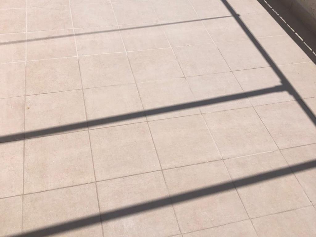 Terraza con suelo de baldosa nuevo