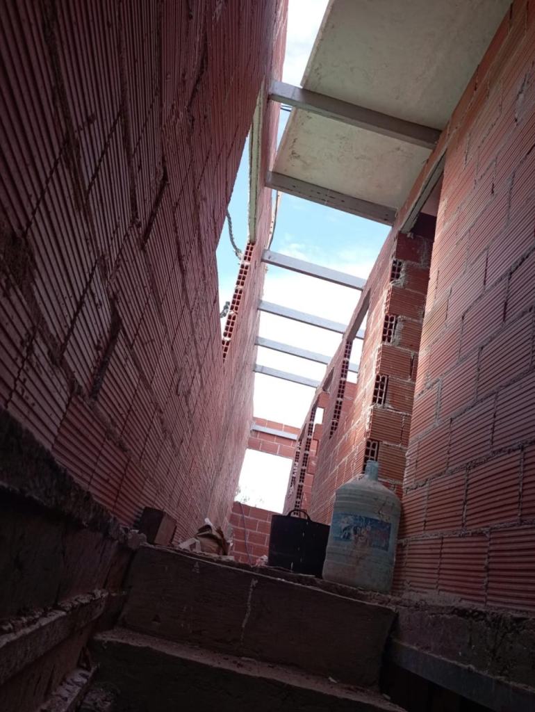 Muros de ladrillo levantados durante la obra