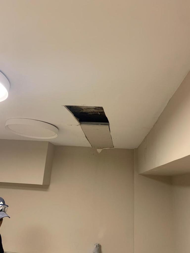 Techo con un hueco abierto antes de repararlo