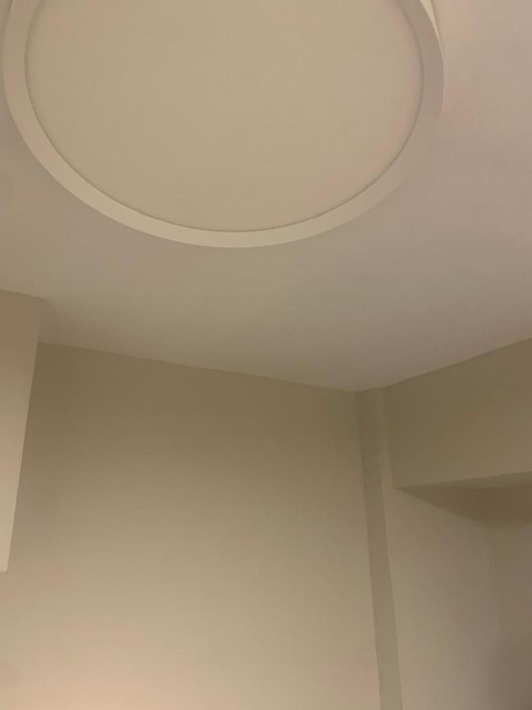 Techo reparado y pintado, con su moldura circular