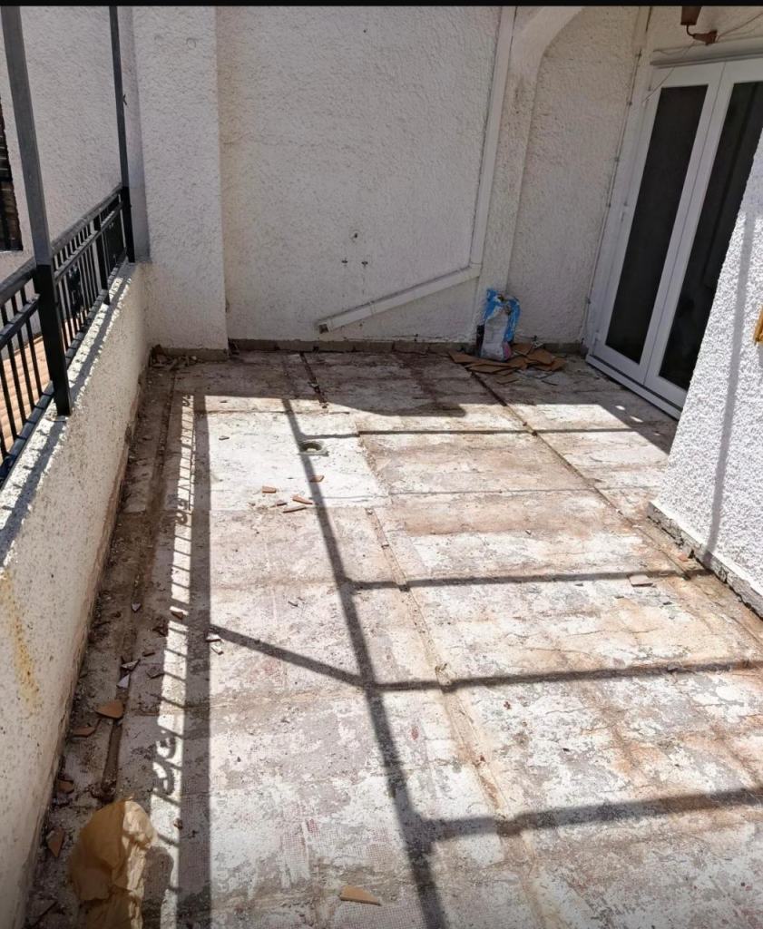 Terraza antes de la obra, con el suelo antiguo levantado