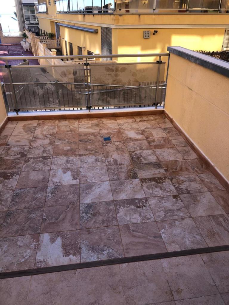 Terraza reformada con suelo cerámico nuevo