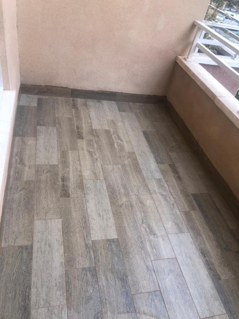 Suelo cerámico imitación madera en una terraza