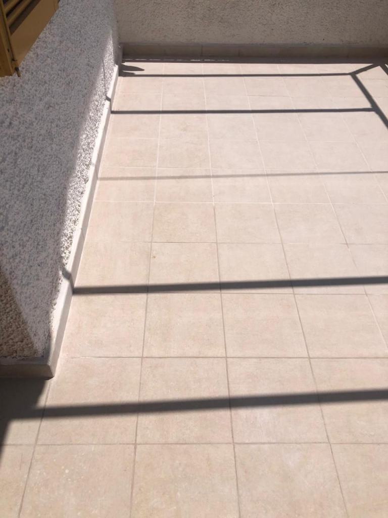 Terraza con el suelo de baldosa nuevo