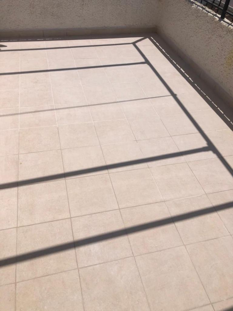 Suelo nuevo de baldosa en una terraza